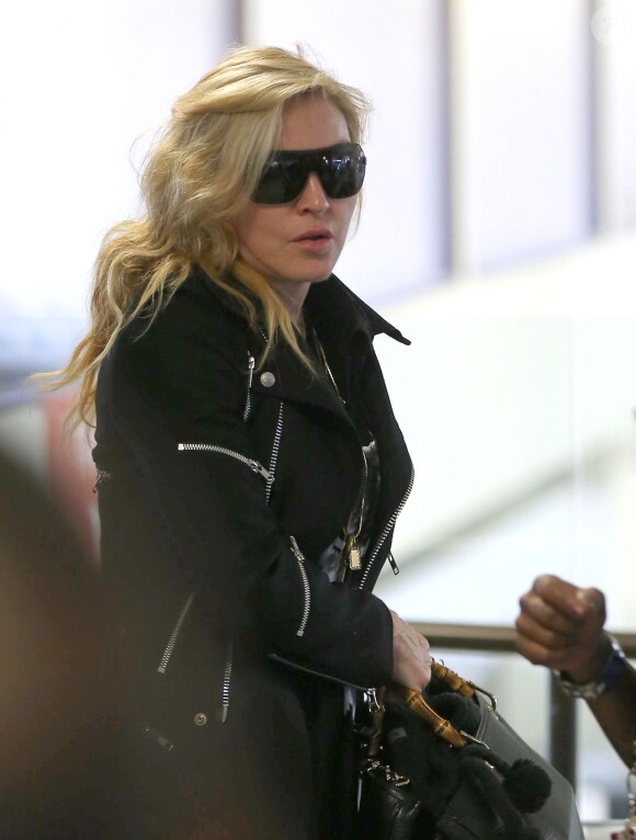 La chanteuse Madonna va prendre un vol à l'aéroport de Los Angeles, le 18 novembre 2013.