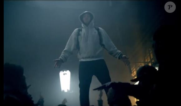 Eminem lévite au dessus d'une foule dans le clip de Rap God.