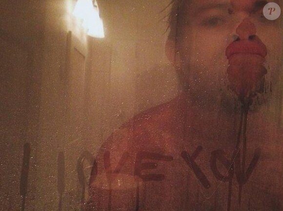 Ireland Baldwin a posté une photo de son petit ami, Slater Trout, sous sa douche, le 28 novembre 2013.