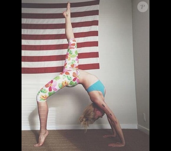 Ireland Baldwin fait du yoga chez elle, le 24 novembre 2013.