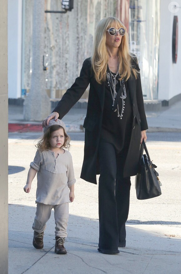 Rachel Zoe et son fils Skyler en pleine séance shopping à West Hollywood. Le 27 novembre 2013.