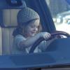 Skyler, 2 ans, s'essaye à la conduite au volant du 4*4 Range Rover de ses parents, sous la bienveillance de son père Rodger Berman. West Hollywood, le 27 novembre 2013.