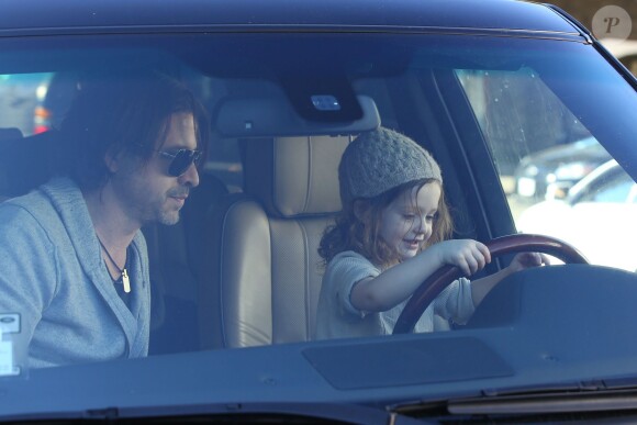 Skyler, 2 ans, s'essaye à la conduite au volant du 4*4 Range Rover de ses parents, sous la bienveillance de son père Rodger Berman. West Hollywood, le 27 novembre 2013.