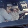 Skyler, 2 ans, s'essaye à la conduite au volant du 4*4 Range Rover de ses parents, sous la bienveillance de son père Rodger Berman. West Hollywood, le 27 novembre 2013.