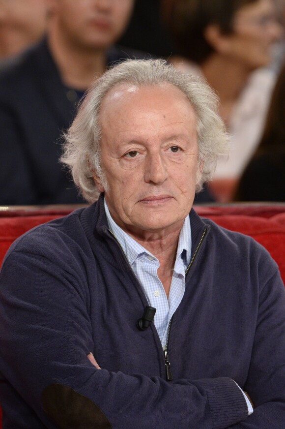 Didier Barbelivien enregistre l'émission "Vivement dimanche" à Paris le 20 novembre 2013.
