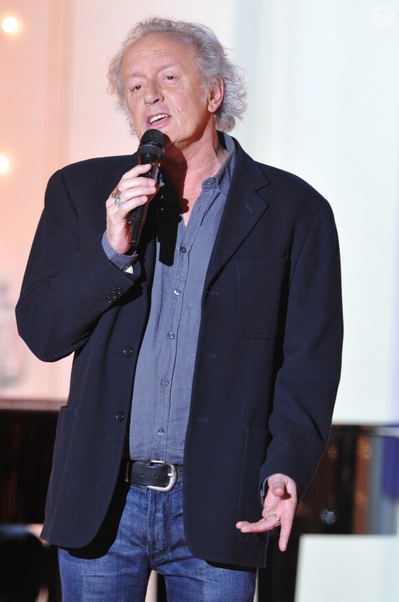Didier Barbelivien enregistre l'émission "Vivement dimanche" à Paris le 27 février 2013.