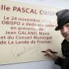 Le chanteur Pascal Obispo inaugure une salle de spectacle à son nom à La Lande-de-Fronsac, en Aquitaine, le 24 novembre 2013.