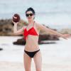 Krysten Ritter en mode quarterback de charme sur la plage de Tulum, au Mexique, le 28 novembre 2013 lors de Thanksgiving.