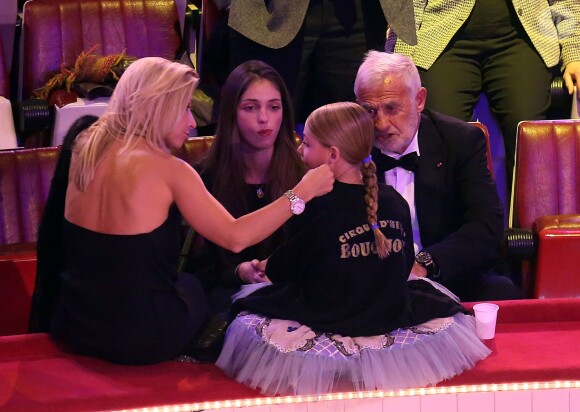 Exclusif -La petite Stella Belmondo encouragée par ses parents Natty et Jean-Paul et sa nièce, Annabelle - 52e Gala de l'union des artistes au Cirque d'hiver à Paris le 19 novembre 2013.