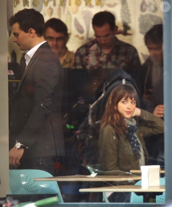 Les acteurs Jamie Dornan et Dakota Johnson lors du tournage des premières scènes du film Fifty Shades Of Grey à Vancouver le 1er décembre 2013.