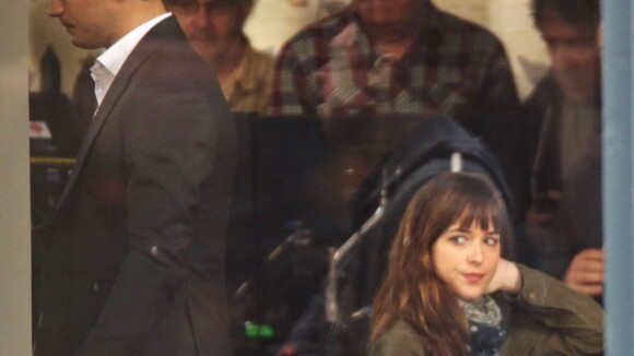 Fifty Shades of Grey en tournage : Dakota Johnson, superbe pour Jamie Dornan