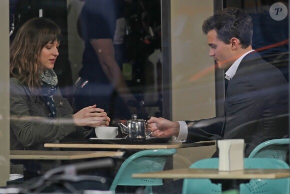 Jamie Dornan et Dakota Johnson lors du tournage des premières scènes du film Fifty Shades Of Grey à Vancouver le 1er décembre 2013.
