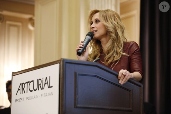 Exclusif - Lara Fabian à la vente aux enchères des Frimousses de créateurs (au profit de l'Unicef pour les enfants du Darfour) à l'hôtel George V, à Paris, le 2 décembre 2013.