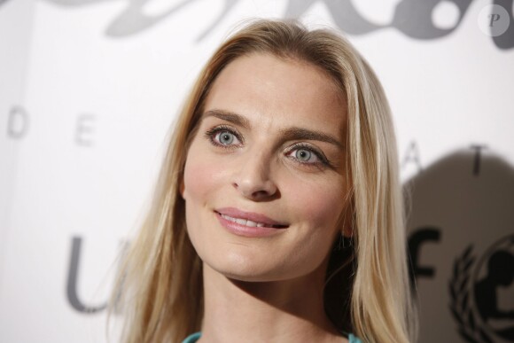 Exclusif - Sarah Marshall à la vente aux enchères des Frimousses de créateurs (au profit de l'Unicef pour les enfants du Darfour) à l'hôtel George V, à Paris, le 2 décembre 2013.