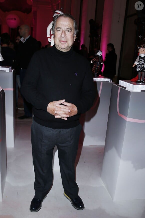 Paul-Loup Sulitzer au vernissage de l'exposition "Le Pari(s) Merveilleux" des Frimousses de créateurs au Petit Palais, à Paris, le 25 novembre 2013.