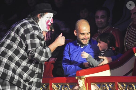 Le coach du Bayern Munich Josep Guardiola avec sa fille Valentina (5 ans) aux 20 ans de l'ONG Clowns Sans Frontières au Cirque Roncalli à Munich, le 2 décembre 2013.