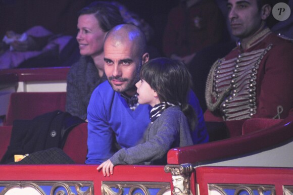Le coach du Bayern Josep Guardiola avec sa fille Valentina (5 ans) aux 20 ans de l'ONG Clowns Sans Frontières au Cirque Roncalli à Munich, le 2 décembre 2013.