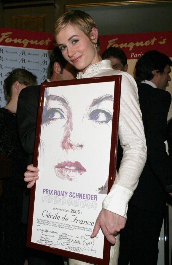 Cécile de France reçoit le Prix Romy Schneider à Paris en mars 2005.