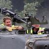Exclusif - Brad Pitt apprend à conduire un tank sur le tournage de "Fury" au Royaume-Uni, dans le comté d'Oxfordshire le 3 septembre 2013