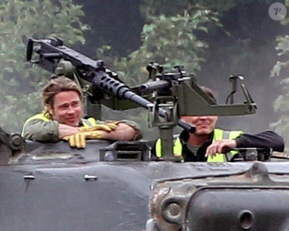 Exclusif - Brad Pitt apprend à conduire un tank sur le tournage de "Fury" au Royaume-Uni, dans le comté d'Oxfordshire le 3 septembre 2013