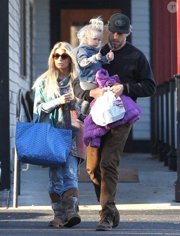 Exclusif - Jessica Simpson, son fiancé Eric Johnson et leurs enfants Maxwell et Ace Knute à Boston, le 25 novembre 2013.