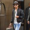 Pharrell Williams quitte l'hôtel Trump Soho, habillé d'un bomber Skoloct, d'un t-shirt gris, d'un jean et de bottines Bee Line x Timberland 6. New York, le 5 novembre 2013.