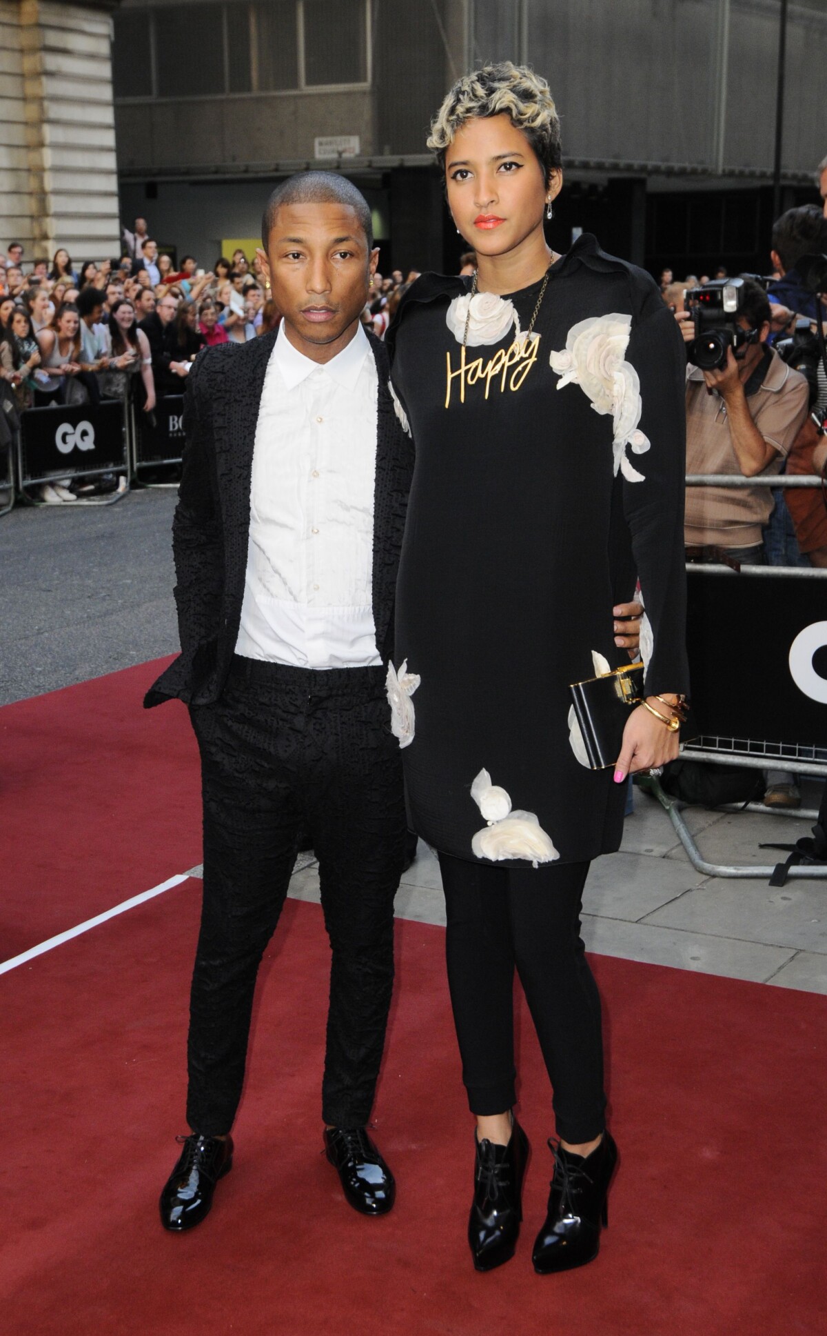 Photo Pharrell Williams en Lanvin et son épouse Helen Lasichahn assistent aux GQ Men of the