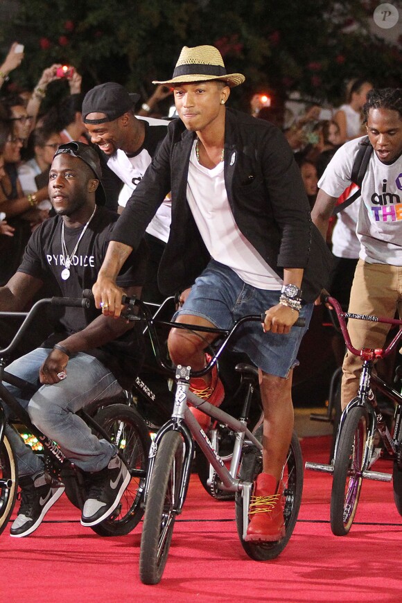Pharrell Williams, ultrastylé en BMX et chaussé des nouvelles bottines Bee Line x Timberland 6 lors des MTV Video Music Awards 2013 au Barclays Center. Brooklyn, le 25 août 2013.