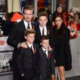 David Beckham, stylé en costume Ralph Lauren et accompagnée de sa femme Victoria et ses enfants Romeo, Brooklyn et Cruz, assiste à l'avant-première du documentaire Class of 92. Londres, le 1er décembre 2013.