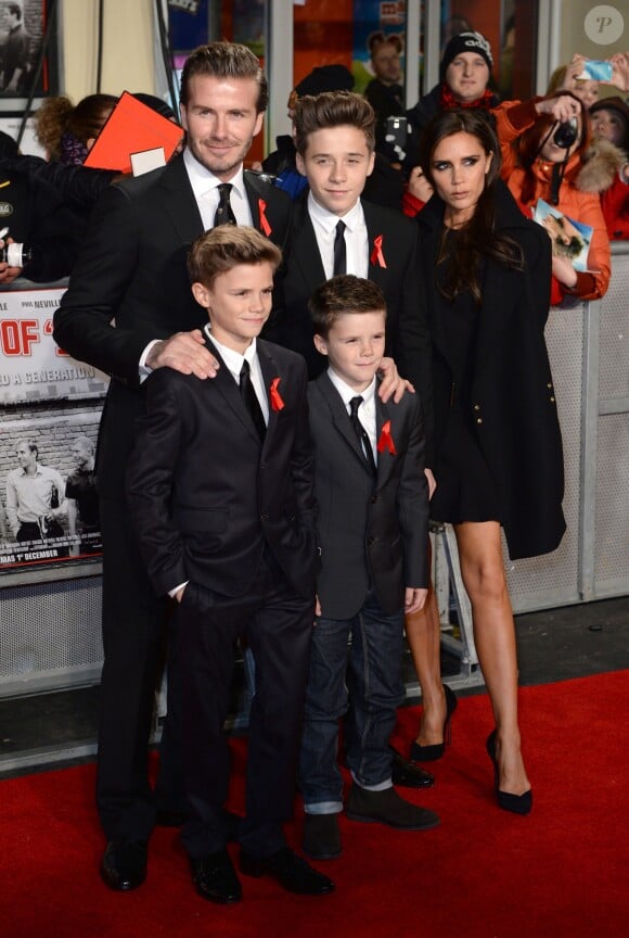 David Beckham, stylé en costume Ralph Lauren et accompagnée de sa femme Victoria et ses enfants Romeo, Brooklyn et Cruz, assiste à l'avant-première du documentaire Class of 92. Londres, le 1er décembre 2013.