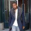 Kanye West sort de son appartement à SoHo, habillé d'un manteau Lanvin (collection automne-hiver 2012), un top blanc RRL (par Ralph Lauren), un jean clair et des chaussures Visvim. New York, le 20 novembre 2013.