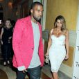 Kanye West fête le 33e anniversaire de sa fiancée Kim Kardashian, habillée d'une veste rouge Comme des Garçons Homme Plus (collection automne-hiver 2013), un top gris, un pantalon et des chaussures noires. Las Vegas, le 25 octobre 2013.