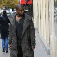Kanye West à Paris, porte une parka Rick Owens DRKSHDW (collection automne-hiver 2013), un top noir RRL (par Ralph Lauren) et des chaussures Visvim. Le 18 septembre 2013.
