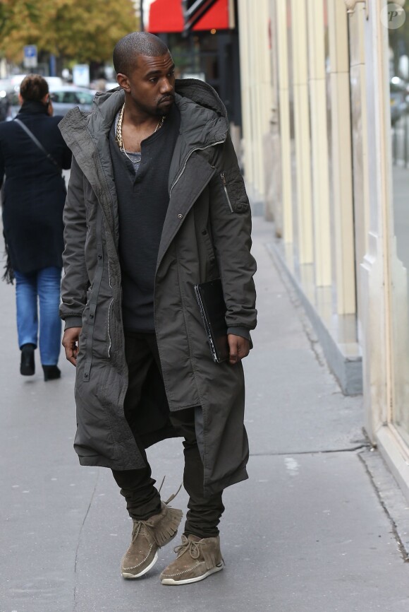Kanye West à Paris, porte une parka Rick Owens DRKSHDW (collection automne-hiver 2013), un top noir RRL (par Ralph Lauren) et des chaussures Visvim. Le 18 septembre 2013.