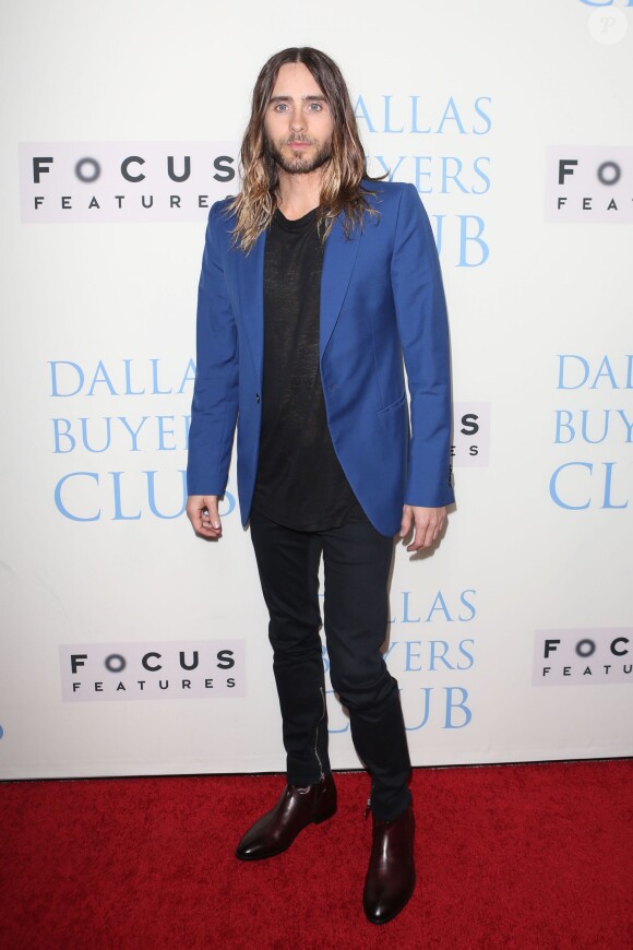 Jared Leto à l'avant-première de Dallas Buyers Club à Los Angeles, porte un blazer bleu royal Alexander McQueen (collection automne-hiver 2013), un t-shirt et un pantalon zippé aux chevilles noirs, et des bottines Bruno Magli. Le 17 octobre 2013.