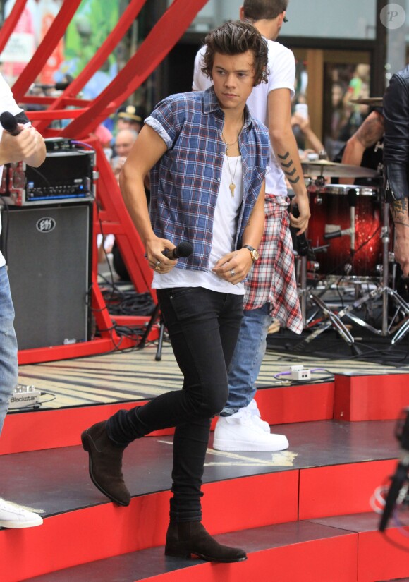 Harry Styles en concert avec le groupe One Direction pour l'émission Today au Rockfeller Center. New York, le 23 août 2013.