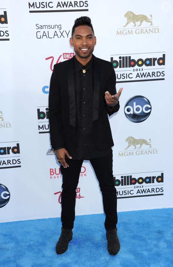 Miguel, tout en Saint Laurent sur le tapis rouge des Billboard Music Awards à Las Vegas. Le 19 mai 2013.