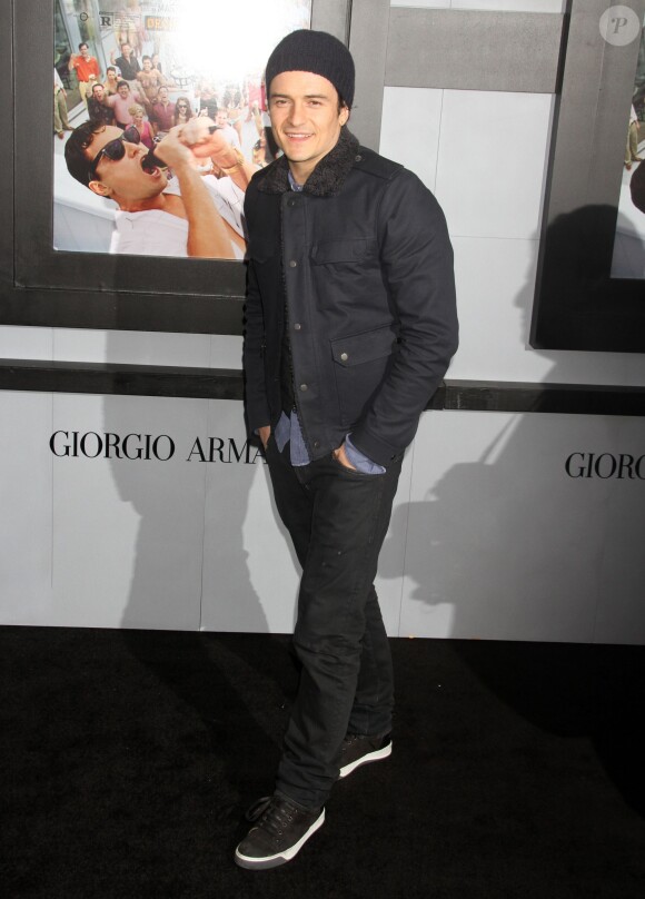 Orlando Bloom assiste à l'avant-première du film Le Loup de Wall Street à New York, habillée d'une veste bleu marine et de baskets Lanvin. Le 17 décembre 2013.