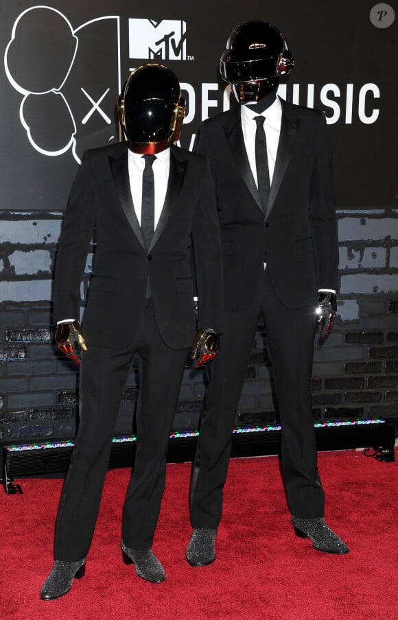 Le duo Daft Punk, en smokings et bottines Saint Laurent sur le tapis rouge des MTV Video Music Awards 2013. Brooklyn, le 25 août 2013.