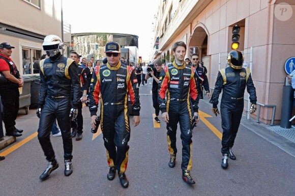Le duo Daft Punk, robots stylés en tenue de compétition, escortent les polites de F1 Kimi Raikkonen et Romain Grosjean lors du Grand Prix de Monaco. Le 26 mai 2013.