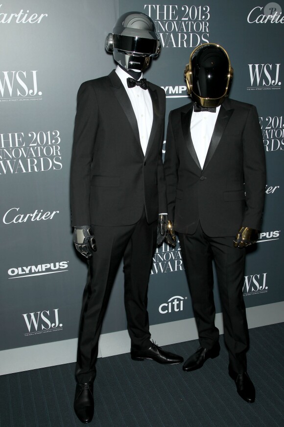 Les Daft Punk lors des Innovator Of The Year Awards 2013 au musée d'art moderne de New York. Le 6 novembre 2013.