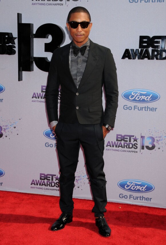 Pharrell Williams, tout de Lanvin vêtu lors des BET Awards 2013 au Nokia Theatre L.A. Live. Los Angeles, le 30 juin 2013.