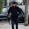 David Beckham dans les rues de Londres, tout de bleu marine vêtu avec un pull Maison Martin Margiela (collection automne-hiver 2012). L'ex-footballeur twiste sa tenue avec des baskets adidas Originals Consortium x Viktor Tell (modèle Matchplay). Le 6 février 2013.