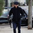  David Beckham dans les rues de Londres, tout de bleu marine vêtu avec un pull Maison Martin Margiela (collection automne-hiver 2012). L'ex-footballeur twiste sa tenue avec des baskets adidas Originals Consortium x Viktor Tell (modèle Matchplay). Le 6 février 2013. 