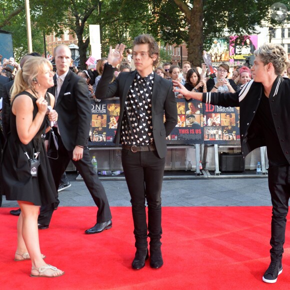 Harry Styles porte une veste Burberry London et une chemise Burberry Prorsum (collection automne-hiver 2013) à l'avant-première du film One Direction : This Is Us. Londres, le 20 août 2013.