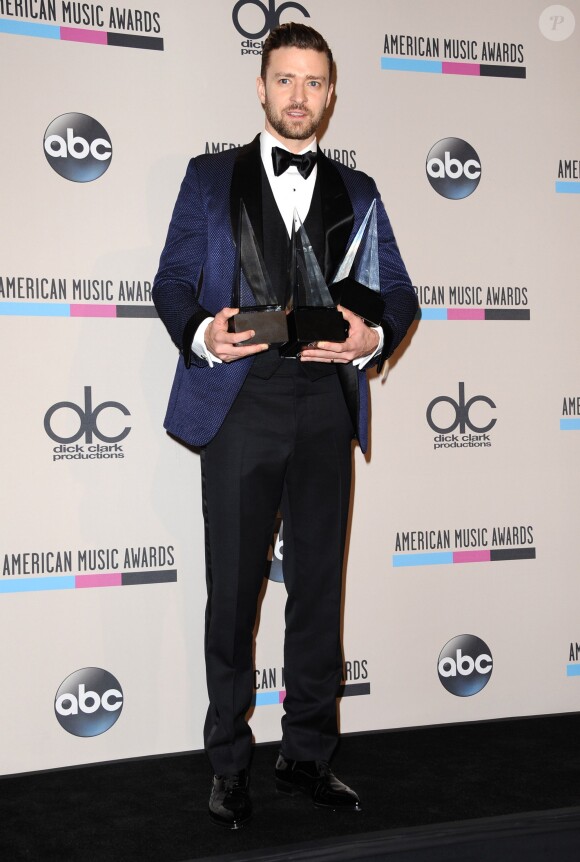 Justin Timberlake et ses trophées lors des American Music Awards 2013 au Nokia Theatre L.A. Live. Los Angeles, le 24 novembre 2013.