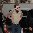 Justin Timberlake, discret lors de son séjour à Paris, accessoirise sa tenue de lunettes Tom Ford et d'un foulard Givenchy. Le 26 février 2013.
