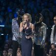 Les Daft Punk, stylés et scintillants en vestes et bottines Saint Laurent, remttent un prix à Taylor Swift lors des MTV Video Music Awards 2013 au Barclays Center. Brooklyn, le 25 août 2013.