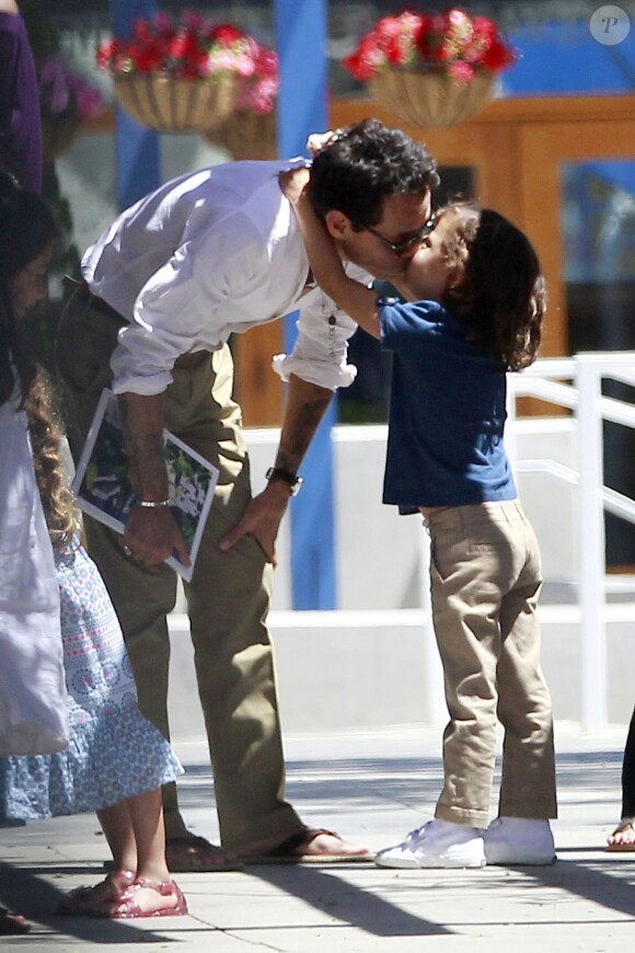 Marc Anthony et son fils Max (5 ans) à Los Angeles, le 19 juin 2013.