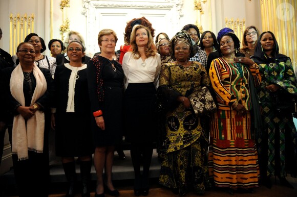 Valérie Trierweiler avec les femmes des chefs d'États africains en marge du sommet de l'Élysée pour la paix et la sécurité en Afrique au musée d'Orsay le 6 décembre 2013, dans le cadre d'une réunion pour dénoncer vendredi à Paris les viols systématiques, "armes de guerre" dans les zones en conflits